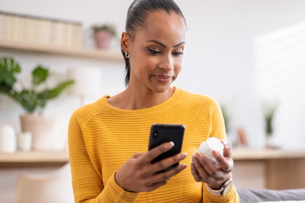 Persona gestionando su salud desde el celular